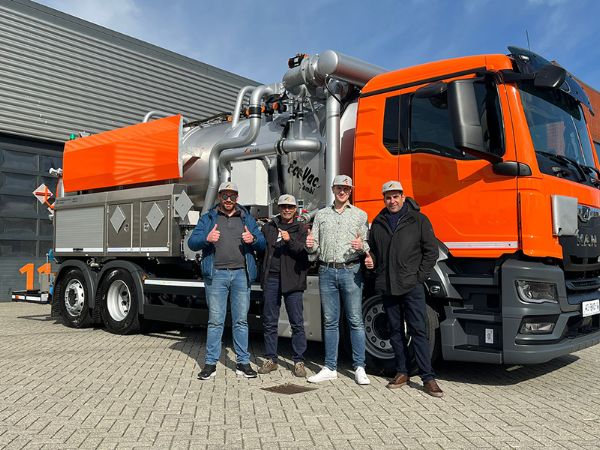 KOKS EcoVac wet substances vacuum truck with staff and clients